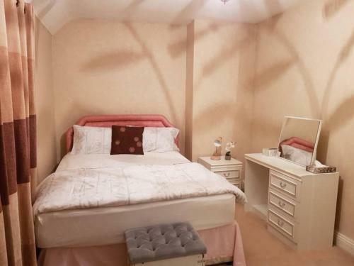 Beautiful 3-bed House In Dagenham