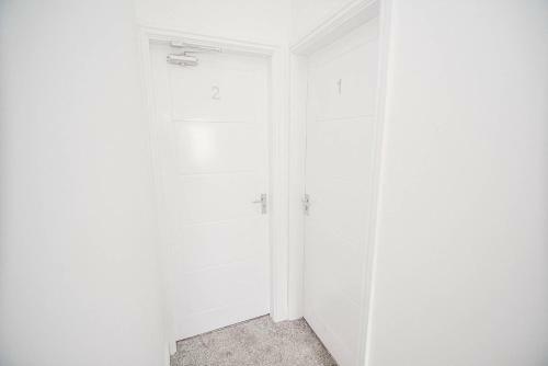 Florence Avenue, Apartment 2