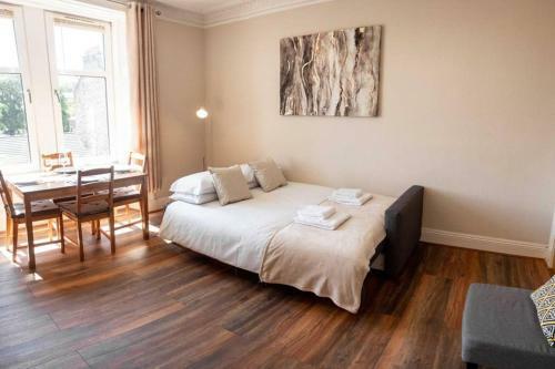 Apartamento Bright, Spacious West-end Flat, Near University