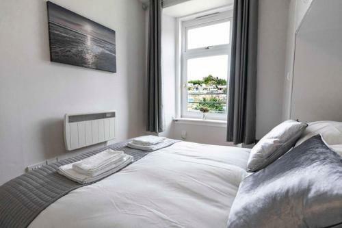 ? Bright, Modern West-end Apartment ?