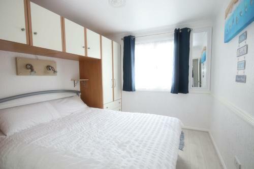 7c Medmerry Park 2 Bedroom Chalet - No Manual Workers Allowed