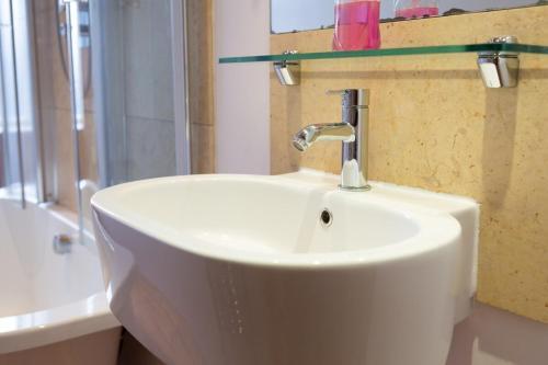 Apartamento Spacious Traditional 3 Bedroom Flat In New Town