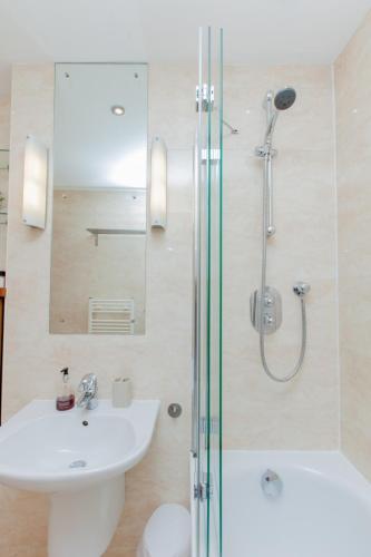 Stylish Royal Mile Apartment With Parking!