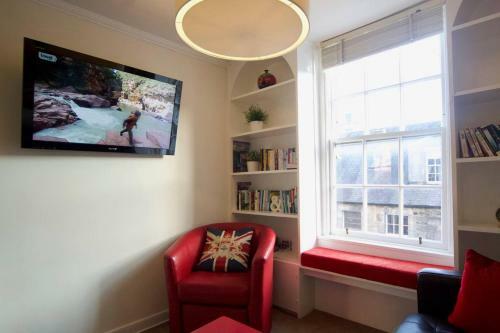 Altido Perfect Location - Stylish 2bd Rose St Apartment