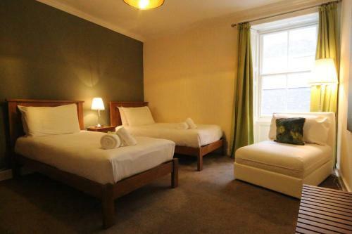 Altido Perfect Location - Stylish 2bd Rose St Apartment