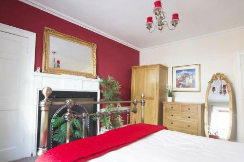 Altido Perfect Location - Stylish 2bd Rose St Apartment