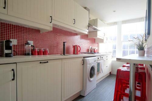 Altido Perfect Location - Stylish 2bd Rose St Apartment