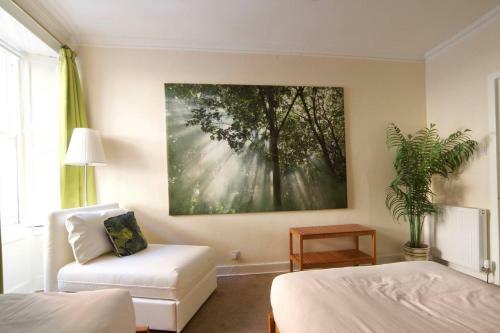 Altido Perfect Location - Stylish 2bd Rose St Apartment