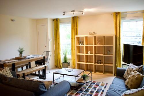 Spacious 3 Bed Apartment In Central Location