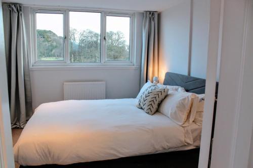 Beautiful Home With Castle Views And Garden And Parking