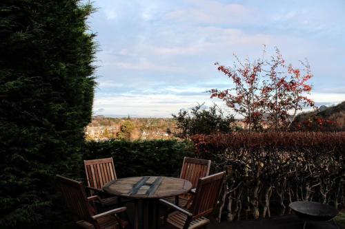 Beautiful Home With Castle Views And Garden And Parking