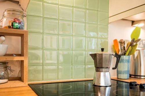 Bright Edinburgh Apartment Free Parking- Sleeps 4
