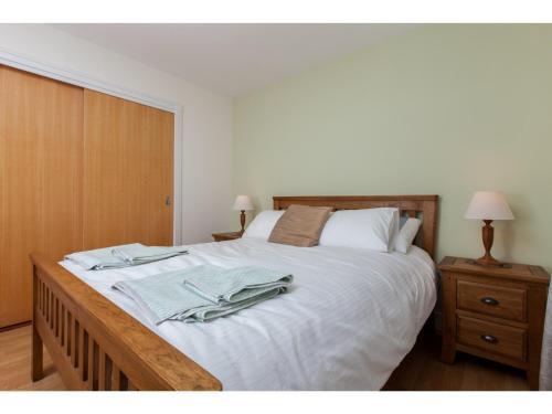 Spacious, Central Apartment. Free Parking