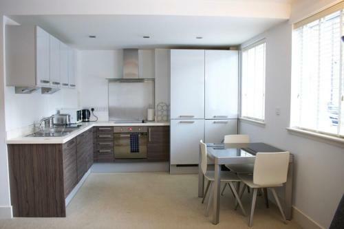 Super Central City Apartment - 1 Bedroom Sleeps 4