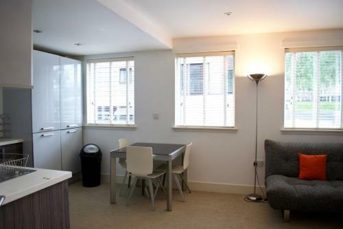 Super Central City Apartment - 1 Bedroom Sleeps 4