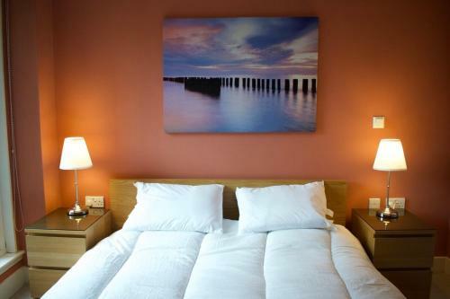 Super Central City Apartment - 1 Bedroom Sleeps 4