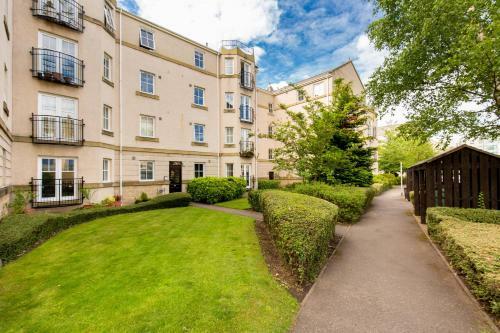 415 Lovely And Central 2 Bedroom Apartment With Secure Parking