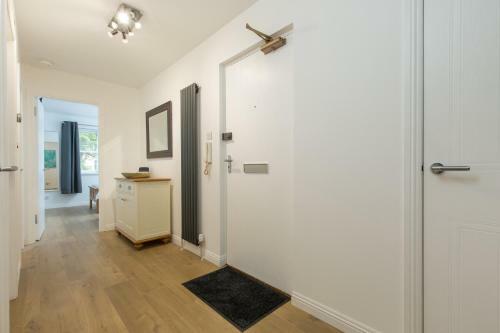 415 Lovely And Central 2 Bedroom Apartment With Secure Parking