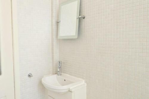 Beautifully Bright 2 Bedroom Apartment