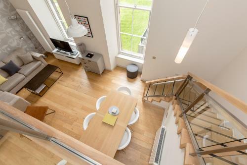424 Stunning 2 Bedroom Duplex Apartment By The Meadows With Secure Parking