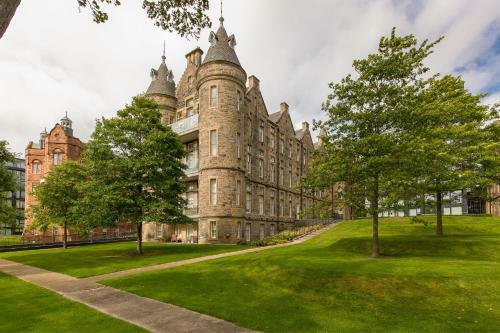 424 Stunning 2 Bedroom Duplex Apartment By The Meadows With Secure Parking