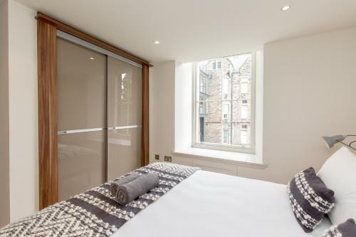424 Stunning 2 Bedroom Duplex Apartment By The Meadows With Secure Parking