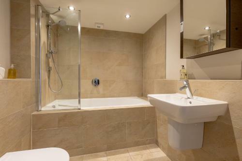 424 Stunning 2 Bedroom Duplex Apartment By The Meadows With Secure Parking