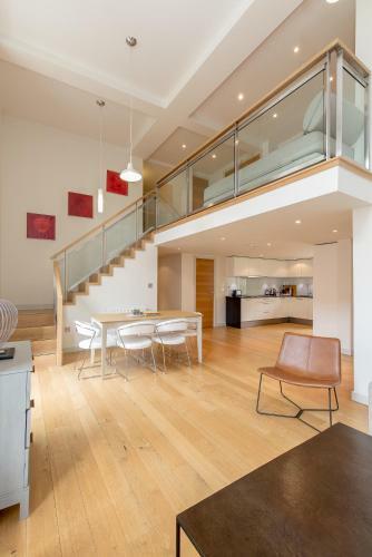 424 Stunning 2 Bedroom Duplex Apartment By The Meadows With Secure Parking