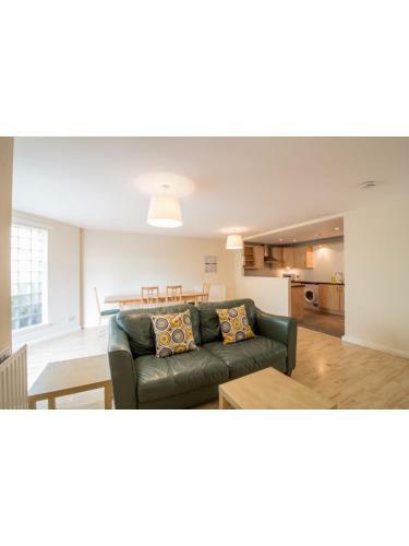 Immaculate 2 Bed House, Sleeps 6, Free Parking