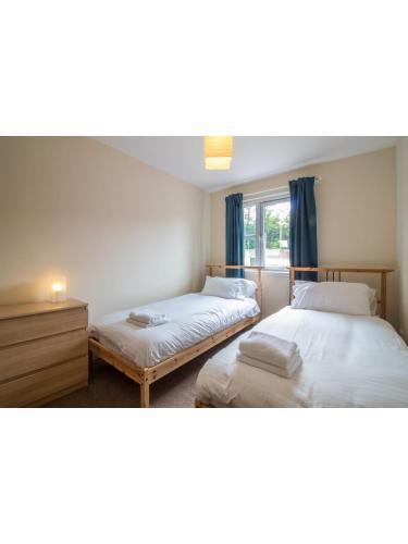 Immaculate 2 Bed House, Sleeps 6, Free Parking