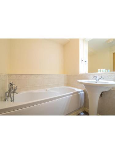 Immaculate 2 Bed House, Sleeps 6, Free Parking