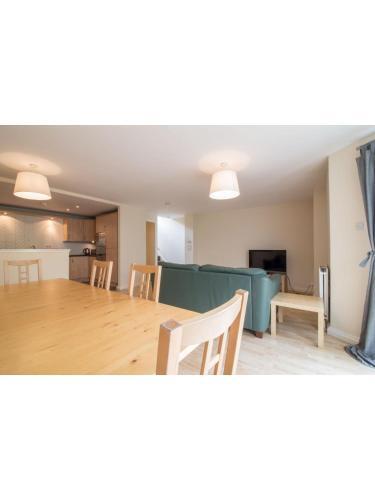 Immaculate 2 Bed House, Sleeps 6, Free Parking