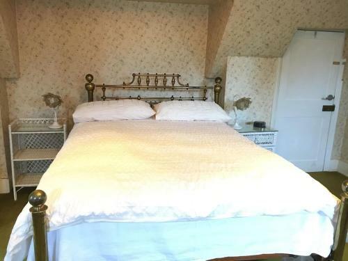 Charming 6-bed Villa In Staines