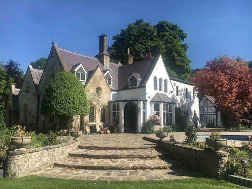 Charming 6-bed Villa In Staines