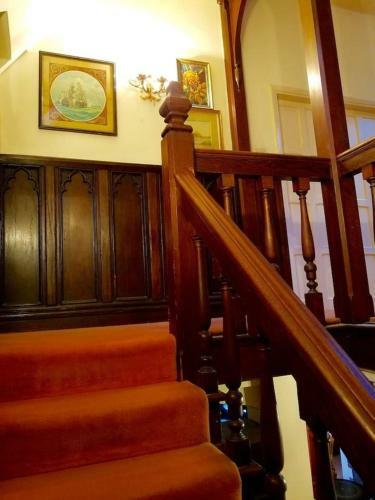 Charming 6-bed Villa In Staines