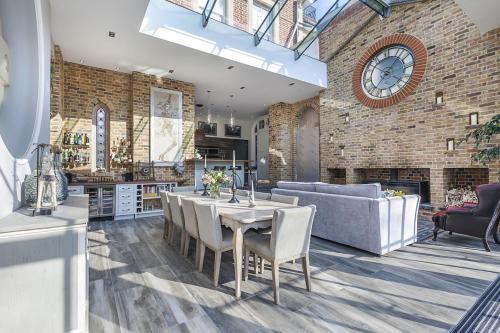 Eltham Chateau Sleeps 24