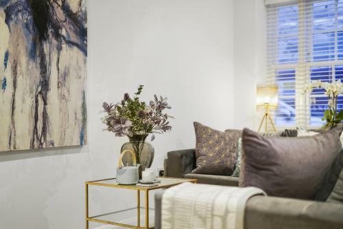 Villa Eton House - Luxury Accommodation, Free Parking, Central Location