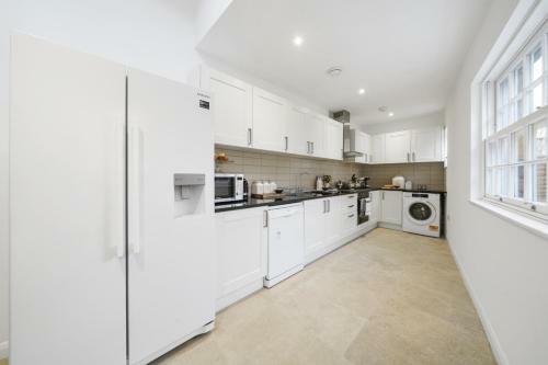 Villa Eton House - Luxury Accommodation, Free Parking, Central Location