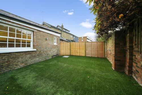 Villa Eton House - Luxury Accommodation, Free Parking, Central Location