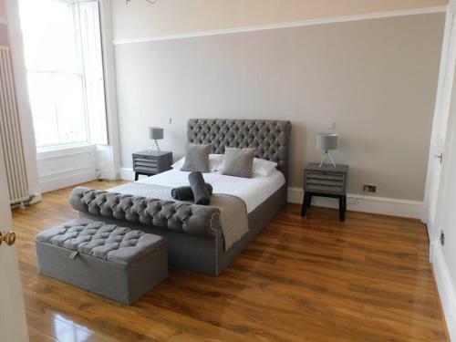 Apartamento West End - 3 Bedroom, Main Door Flat With Parking