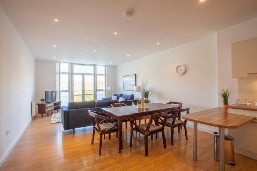 Large 2 Bed Apartment In Great Riverside Location