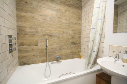 Brunswick Square Apartments By Roomsbooked
