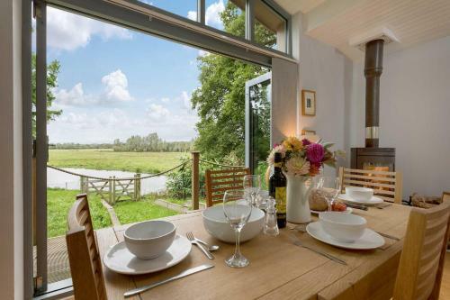Secluded, New Forest Riverside Lodge
