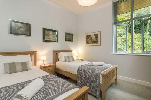 Secluded, New Forest Riverside Lodge