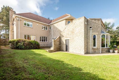Luxury 6-bed House With Pool