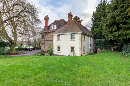 Apartment 4 Hillbrook House, Malvern - Guest Homes