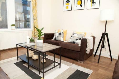 Snug - Logie Baird Apartment