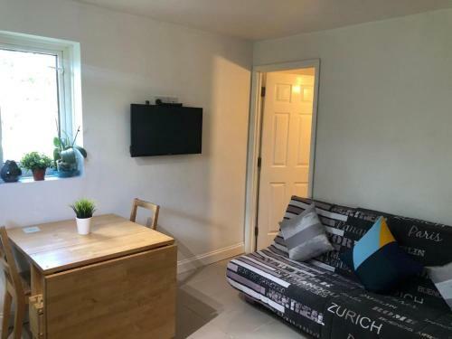 Small Modern Comfortable 2 Bedroom Apartment Cmyr