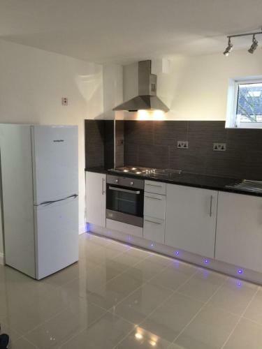 Small Modern Comfortable 2 Bedroom Apartment Cmyr