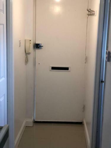 Small Modern Comfortable 2 Bedroom Apartment Cmyr
